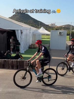 Nick and Elanga got the skills 🚲 