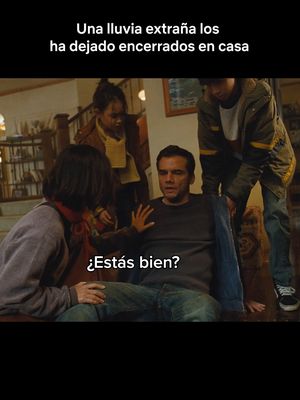 Encerrados por una lluvia que no parece de este mundo. #LaÚltimaCasa, con Wagner Moura y Greta Lee ya está disponible. #CineEnTikTok #QueVer