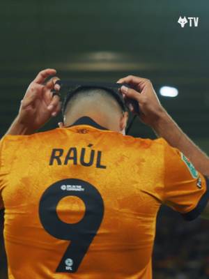 An amazing reception for Raul Jimenez's Molineux return 🧡 #Wolves #rauljimenez #carabaocup
