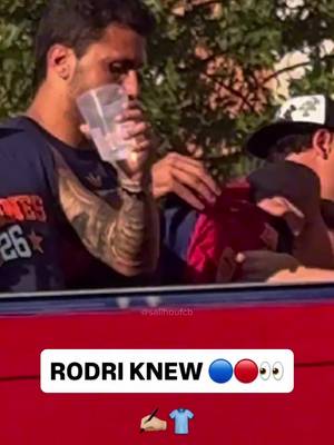 🔵🔴👀 Rodri, holding a 𝐁𝐀𝐑𝐂𝐄𝐋𝐎𝐍𝐀 𝐒𝐇𝐈𝐑𝐓 for Gavi to sign it during the World Cup celebrations 😲 …in the next days, he’s expected to go wear that shirt 👕🔜