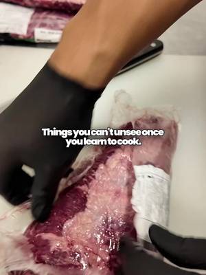 Seeing someone saw through a good cut of meat with a dull knife or straight down the wrong direction actually physical hurts. What’s your biggest kitchen pet peeve? 🔪 #bowlsofrice #cooking #meatlovers 