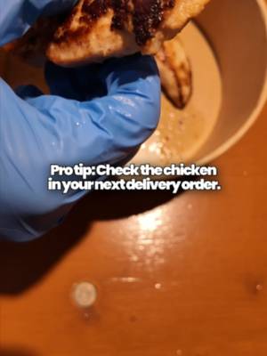A simple pull-apart test speaks volumes about how food was prepared.  Looking at the texture and moisture before taking that first bite is the easiest way to tell if the chicken was freshly cooked or just reheated. How do you usually tell if your delivery meal is fresh? 🍗 #bowlsofrice #protips #chicken #delivery