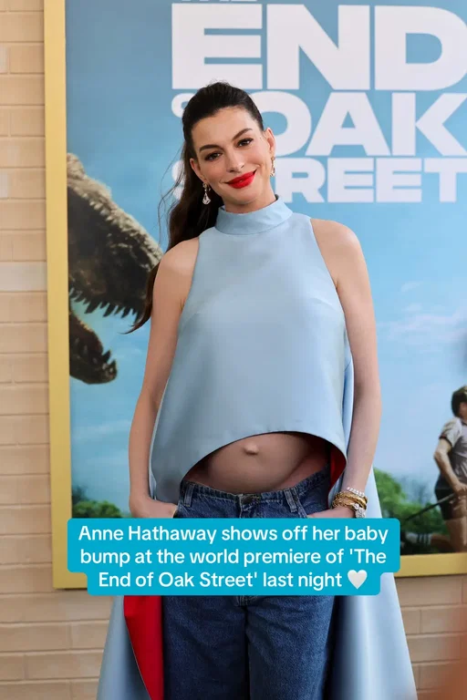 Anne Hathaway shows off her baby bump at the world premiere of 'The End of Oak Street' last night 🤍