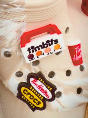 🍩☕️ Fraîchement arrivés Les sabots classiques Tim Hortons® et les Jibbitz™ assortis sont maintenant disponibles. Taguez la personne qui aurait absolument besoin de cette paire. 🤎 @timhortons @crocs #Crocs #TimHortons #Jibbitz #ClassicClogs - 🍩☕️Freshly dropped The Tim Hortons® Classic Clogs and matching Jibbitz™ charms are now available. Tag someone who absolutely needs a pair. 🤎 @timhortons @crocs #Crocs #TimHortons #ClassicClogs #Jibbitz
