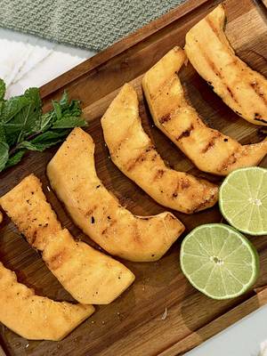 Celebrating Melon Day the best way we know how! MAG.nificent® Melon is a cantaloupe that tastes sweeter, more succulent, and always refreshingly magnificent 🍈🔥  Honey Lime Grilled Melon 🍈 1/2 small Fresh Del Monte MAG.nificent® Melon 🍈 1 lime, juiced 🍈 2 tbsp honey 🍈 Salt, to taste 🍈 Fresh mint #freshdelmonte #fruit #freshfruit #grillingseason #melon 