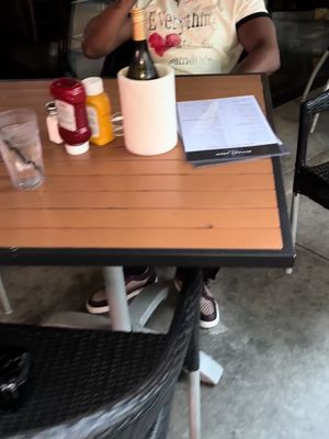 How to train a waitress on your 1st date lol 