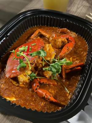 Eating at East Coast Lagoon, Singapore. The chili crab and salted egg prawns crazy 🤤, but the atmosphere even better. I reckon theres some places that just make the food taste better. This is one of them.