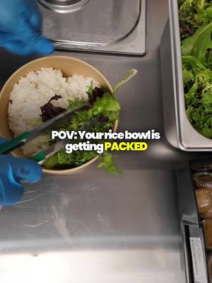 Every layer matters when packing a solid meal for work. We keep the sauce balanced, the veggies crunchy, and the meat steaming hot right until the lid closes. That is how your desk lunch stays as good as eating right at the counter. What’s your top non-negotiable for a takeout lunch? Drop it below 📌#bowlsofrice #packingorders #lunchidea 