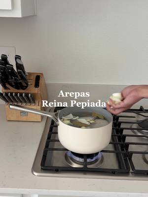 Arepas Reina Pepiada receta ⬇️🇻🇪 Ingredients For boiling the chicken: * 2 chicken breasts * ½ onion * 2 garlic cloves * 1 bay leaf * Salt, to taste * Water For the chicken filling: * 2 ripe avocados * ½ cup mayonnaise * Juice of 1 lime * Salt and black pepper, to taste For the arepas: * 2 cups pre-cooked white cornmeal, such as P.A.N. * 2½ cups warm water * 1 teaspoon salt * ¼ cup crumbled feta cheese * ¼ cup shredded mozzarella cheese * Oil or butter, for cooking 1. Add the chicken breasts to a pot with onion, garlic, bay leaf, salt, and enough water to cover them. Boil until the chicken is fully cooked. 2. Remove the chicken, let it cool, and shred it. 3. In a bowl, mash the avocados. Add the mayo, lime juice, salt, and pepper. Mix in the shredded chicken and set aside. 4. For the arepas, mix the warm water and salt. Slowly add the cornmeal and mix with your hands. 5. Add the feta and mozzarella cheese. Mix again and let the dough rest for 5 minutes. 6. Shape the dough into arepas and place them in a lightly oiled pan. The trick is to cook them on low heat for 10 minutes on each side so they don’t burn and cook all the way through. 7. Cut them open, add the chicken filling, and enjoy! • • • • #arepas #venezuela🇻🇪 #venezolana #reinapapiada #comidavenezolana 