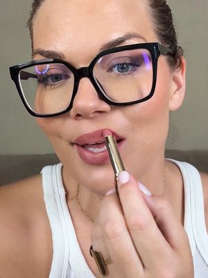 Hľadáte dupe na Pillow Talk od Charlotte Tilbury? Mám pre vás skvelú správu@L’Oréal Paris L'Oréal Paris Intense Volume Matte v odtieni 601 Worth It je na 95% podobný ako farbou tak ak textúrou a výdržou!!! A najlepšie na tom je že ho dostať v bežných drogeriách kde držia L’Oréal dekorativku!!!  . . . #pillowtalk #pillowtalkdupe #LorealParis