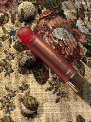 When the shades are this good, you have to commit to drenching in color 🫦 The new @Rare Beauty Soft Lip Oil Sticks are available now at @sephoracanada #RareBeautyPartner