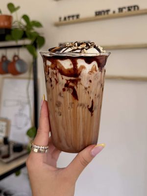 #NESCAFEPartner Chocolate Covered Pretzel Iced Latte 🥨🍫☕️ Sweet + salty cafecito 🤎 @NESCAFÉ USA 