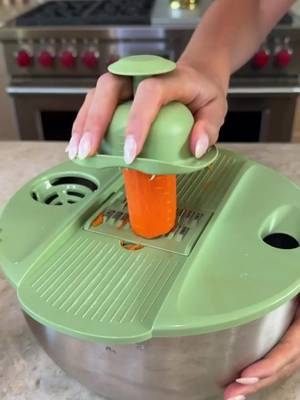 Shredding expectations on meal prep at the link in bio 🥙 #amazonfinds #saladspinner #amazonhome 🎬: @elnazhamai