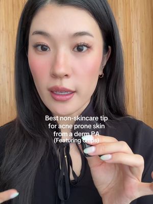 Disposable face towels have helped with my acne prone skin so much. I love that the @Q-tips ones are 100% cotton  #qtipspartner #qtips #facetowel #acne #acneproneskin 