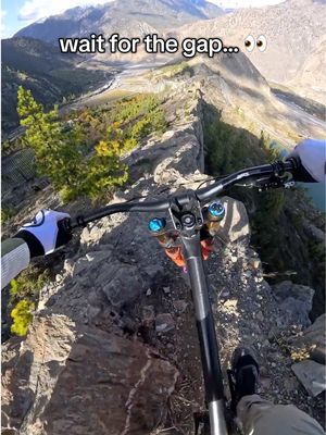 just trust the line 😮‍💨  #mtb #freeride #downhillmtb #mountainbike 