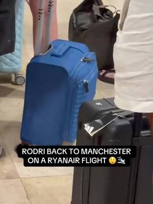 😬 Ballon d’Or, World Cup winner, World Cup Player of the Tournament… but 𝐒𝐓𝐀𝐘𝐈𝐍𝐆 𝐇𝐔𝐌𝐁𝐋𝐄 💆🏼‍♂️🛩️ Here’s Rodri boarding on Ryanair flight to Manchester 👋🏼🇬🇧
