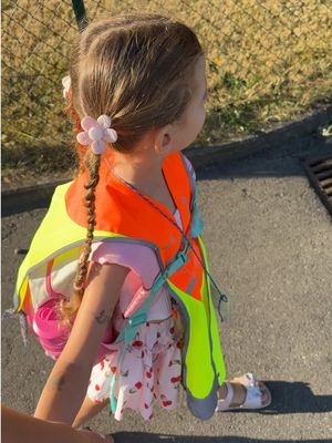 Mama, kam nevoje per keshillat tuaja 🥺🤍 U be nje jave qe vajza ime ka filluar Kindergarten, por akoma nuk po arrin te qendroje aty pa mua. 🥹 Cdo mengjes me thote Hajde dhe ti brenda me mua, mos shko ne pune 💔 Si ja keni bere ju qe femijet tuaj te pershtaten dhe te qendrojne pa ju? 🥺 Sa kohe ju eshte dashur derisa jane mesuar? Me tregoni eksperiencat tuaja, sepse kjo mama ka nevoje per pak ndihme 🥹🤍