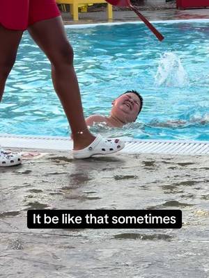 Technical difficulties poolside! 💦 🏊 