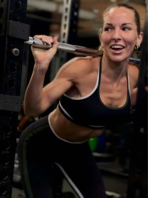 On Fridays we lift heavy 💅🏻🤪✨ #fitness #coach #dallas #lifting #gym 
