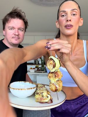 Tuhle večeři budete milovat! 😍 Rychlá, jednoduchá a výborná. A když jsou cukety stále v sezóně, pojďte si se mnou udělat tyhle cuketové ražniči. 🥒 Budete potřebovat: 🥒 větší cuketu 🥓 slaninu 🍗 mleté maso – já použila kuřecí 🧀 sýr 🧂 sůl, papriku a oregano Cuketu nakrájejte podélně na tenčí plátky, osolte a nechte pustit vodu, aby změkla a lépe se rolovala. Na každý plátek dejte slaninu a ochucené mleté maso, zarolujte, napíchněte na špejli/párátko a navrch přidejte sýr. Pečte na 200 °C přibližně 30 minut. Podávejte se zakysanou smetanou smíchanou s nastrouhaným česnekem a trochou soli. A máte hotovo! Rychlá letní večeře raz dva. 😍