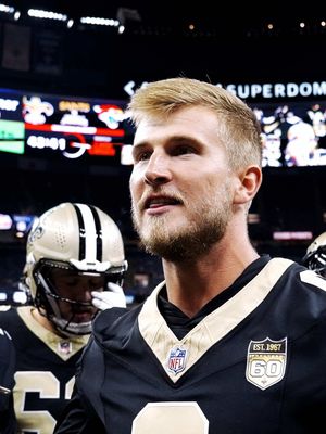 I’m ready to run through a WALL. #hype #intense #huddle #tylershough #nfl 