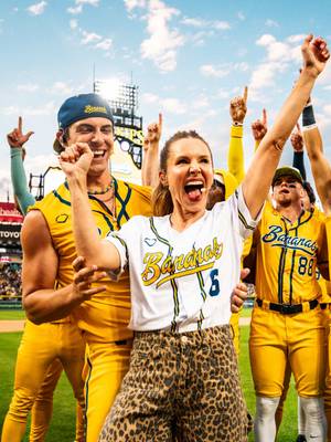The ultimate mashup with Kristen Bell and @Derek Klena 🤩 #savannahbananas #frozen #wicked #dirtydancing #kristenbell 