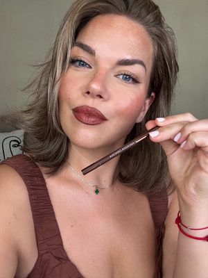 Očná linka za pár sekúnd? Moja dvojsekundová linka je jednoduchý make-up trik, ktorý zvládneš aj ty. 👀 🔖 Ulož si tento mini tutoriál na neskôr a označ kamošku, ktorá s očnou linkou stále bojuje. 🇬🇧 Eyeliner in just a few seconds? My two-second eyeliner trick is a simple makeup hack that you can do too. 👀 🔖 Save this mini tutorial for later and tag a friend who still struggles with eyeliner. . #ocnalinka #linka #makeuptipy #Eyeliner #promakeuptips