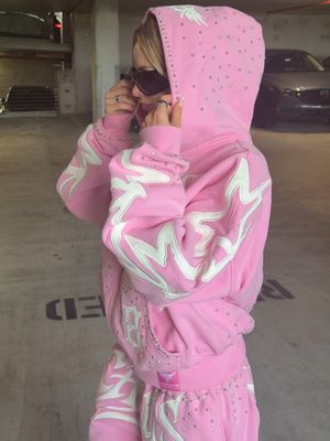 cute pink streetwear outfit inspo 💗 rhinestone zip up hoodie + matching oversized sweatpants ✨ #outfitinspo #streetwearfashion #matching set #hoodie #cuteoutfits 