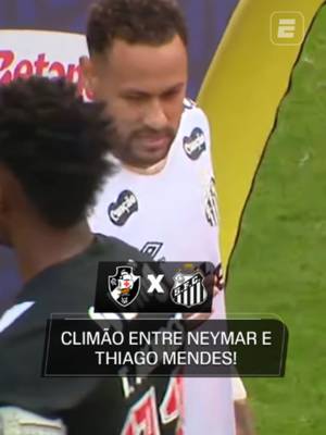 👀 A RIVALIDADE CONTINUA! Neymar e Thiago Mendes não se cumprimentaram antes de Vasco x Santos, reacendendo uma história de tensão que começou no futebol europeu. Em 2020, quando Thiago Mendes defendia o Lyon e Neymar jogava pelo PSG, uma entrada dura do volante deixou o brasileiro lesionado e terminou com expulsão após revisão do VAR. Anos depois, os dois voltaram a se envolver em uma discussão no futebol brasileiro. Agora, antes de mais um Vasco x Santos, o clima falou por si: nenhum aperto de mão entre os capitães. 😳 #FutebolNaESPN #neymar #thiagomendes #tiktokesportes