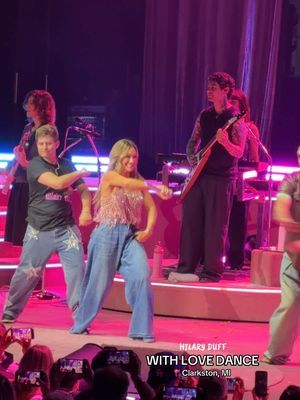 Okay but he slayed this dance!!! Hilary Duff in Clarkston, MI 🎉 LUCKY ME TOUR! 💕✨💕✨ #hilaryduff #luckymetour #withlove #lizziemcguire #michigan 
