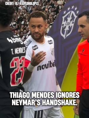 The disrespect is actually crazy 😳🤝🏽 Thiago Mendes, Vasco's captain, DID NOT GREET NEYMAR before the match against Santos. Follow us for more ☑️  🎥 @vaipedrolopes  #Risingballers #football #Santos #footballtiktok #NeymarJr 