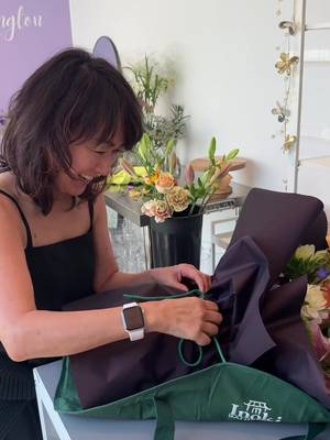 Bringing home a bouquet from your favourite florist is even easier with our Flower Bag 💐 Made to carry fresh flowers comfortably, it can also hold your farmers’ market finds, picnic essentials, yoga mat, and more 💚 Shop the limited-edition Flower Bag through the link in our bio.