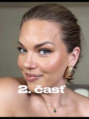 Pokračujeme v našom drogériovom make-up tutoriáli. ✨ Tentokrát ti ukážem, ako celý look dokončujem bronzerom od Rimmel, tekutou lícenkou od Maybelline, highlighterom od Catrice a jednoduchou kombináciou na pery - ceruzka Catrice + lesk Maybelline. Všetko sú cenovo dostupné produkty z drogérie, s ktorými si vieš vytvoriť krásny kompletný make-up aj bez drahej kozmetiky. 🔖 Ulož si tento tutoriál, ak si chceš produkty alebo postup vyskúšať neskôr. A ešte nekončíme - v ďalšej časti ti ukážem môj body glow a ako ním celý look dotiahnem. 👀 🇬🇧 We’re continuing our drugstore makeup tutorial. ✨ This time I’m showing you how I finish the look with a Rimmel bronzer, Maybelline liquid blush, Catrice highlighter and a simple lip combo - Catrice lip liner + Maybelline gloss. Everything I’m using is affordable and easy to find at the drugstore, proving you really don’t need expensive makeup to create a beautiful full look. 🔖 Save this tutorial if you want to come back to the products or technique later. And we’re not finished yet - in the next part I’ll show you my body glow and how I use it to complete the whole look. 👀 #makeuptutorial #dm #licenka #bronzer #drogerka