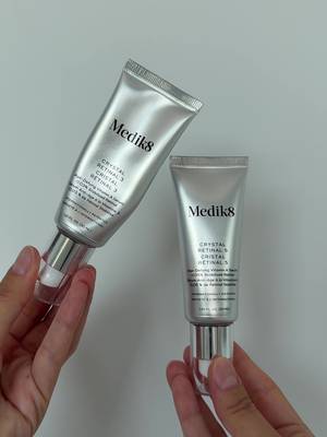 #Medik8Partner Je comprends enfin pourquoi autant de dermatologues et d’experts skincare parlent du Crystal Retinal de @Medik8 🤍 Le retinal est une forme plus avancée de vitamine A qui agit jusqu’à 11x plus rapidement que le rétinol standard, tout en restant doux pour la peau. J’aime aussi le système progressif de Medik8, qui permet à ta peau de développer sa tolérance tout en profitant des résultats au fil du temps. Je suis actuellement au Crystal Retinal 3 et je passerai au 5 une fois mon tube terminé. Disponible exclusivement chez @sephoracanada  Le lien est dans ma bio. ✨ #Sephora