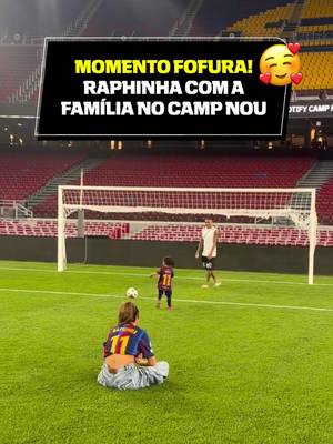 Depois da conquista do Troféu Joan Gamper, Raphinha compartilhou esse momento fofo com a família no gramado do Camp Nou! 🥹 O novo capitão do Barcelona foi titular e marcou na vitória por 2 a 1 sobre o Al Ahly. 🏆✔️ via raphinha/ig #FutebolNaESPN #Barça #Raphinha