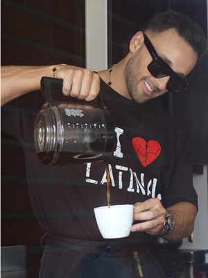 Medetown Lifestyle 🇨🇴 | @J Balvin I ❤️ Latinas #Mixteip Merch @jbalvinshop ⚡️ • @Yersyn Godoy 🎥 • #JBalvin #Lifestyle #Medellin #Colombia 