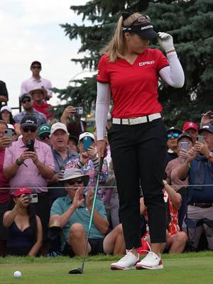 On the first tee with the defending Champ. 🇨🇦 #BrookeBrigade #golf #BrookeHenderson 