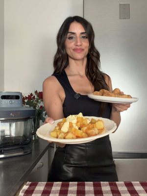 #publicidad @Ninja Kitchen ES Las tapas de siempre pero sin una gota de aceite gracias a la #NinjaCRISPiPRO 🔝  Patatas bravas con su salsa original y croquetas de jamón que han quedado super crujientes por fuera y tiernas y cremosas por dentro 👌🏽 Receta salsa Brava 🌶️  🗒️ INGREDIENTES: -1 cebolla -1 diente de ajo -1 cucharada de pimentón dulce -1 cucharada de pimentón picante -2 cucharadas de harina -500ml de caldo de pollo -Sal #recetasfaciles #recetascaseras #cocinaespañola 