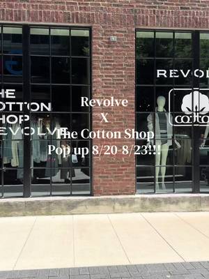 Revolve and The Cotton Shop pop up in West Loop!! So many cute things and such a great set up. Loved the Lil Sweet Treat stand🍭 #chicago #popup #revolve 