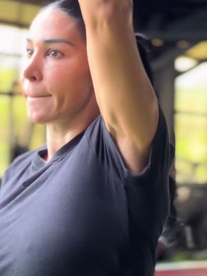 Just saying… 👁️👄👁️ Your body literally uses amino acids to build and maintain its tissues. Muscle? Amino acids. Skin? Amino acids. Organs? Amino acids. Basically… your body is running on amino acids. 😂 And you’re out here doing CrossFit like: “Yeah, I’ll just sweat everything out and hope for the best.” 💀 That’s why I keep EAA+ electrolytes by @MuscleTech in my training routine. Because if we’re going to train like animals… we might as well give the body something useful to work with. 😏🔥 Just saying. Keep going. You got this 🫶🏽