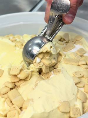 A classic dessert gets a scoopable twist 🍌🥧Take a peek #BehindTheScoop at our Banana Cream Pie flavor. Fresh banana ice cream, swirls of marshmallow, and sugar cookie gems make this scoop a pie lover’s dream.