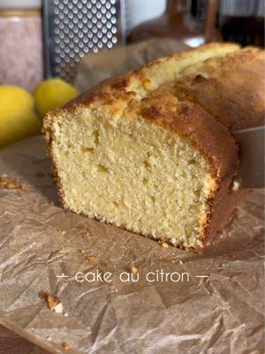 Cake au citron façon Starbucks 🍋 Recette de FastGoodCuisine Ingrédients * 230 g de beurre mou * 225 g de sucre * 4 œufs * 360 g de farine * 1 cuillère à soupe de levure chimique * 1 pincée de sel * 180g de lait * Le jus de 2 citrons * Le zeste d’un demi-citron (j’ai mis le zeste des 2 citrons)  * 1 cuillère à café d’extrait de vanille (je n’ai pas mis)  * ½ cuillère à café d’extrait de citron (je n’ai pas mis)  Si comme moi vous n’avez pas d’extrait de citron, je pense qu’il faudrait soit rajouter un citron à la préparation et mettre 250g de sucre au lieu de 225, soit préparer un sirop à verser sur le gâteau chaud encore dans son moule (comme Pierre Hermé le fait)  Le sirop :  - 75g d’eau  - 35g de sucre  Tu fais chauffer dans une casserole pour faire fondre le sucre et hors du feu tu ajoutes le jus d’ 1/2 citron  Préparation 1. Préchauffez le four à 170 °C (chaleur tournante) ou 180 °C (chaleur traditionnelle). 2. Beurrez et farinez un moule à cake. 3. Dans un grand saladier, fouettez le beurre mou avec le sucre jusqu’à obtenir un mélange clair et crémeux. 4. Ajoutez les œufs un par un en mélangeant bien après chaque ajout. 5. Incorporez le zeste de citron, le jus des 2 citrons, l’extrait de vanille et l’extrait de citron. 6. Dans un autre récipient, mélangez la farine, la levure chimique et le sel. 7. Incorporez les ingrédients secs à la préparation en alternant avec le lait, en commençant et en terminant par la farine. Mélangez juste assez pour obtenir une pâte homogène. 8. Versez la pâte dans le moule et lissez la surface. 9. Enfournez 50/55 min. Vérifiez la cuisson avec la pointe d’un couteau ou un cure-dent : il doit ressortir sec. 10. Laissez reposer 10 minutes dans le moule, puis démoulez sur une grille et laissez refroidir complètement. Enjoy ❤️ #lemoncake#fastgoodcuisine#pastry#lemon#recettefacile 