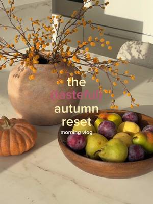 I’m here for the autumn decor in August debate 🧺🍂 let’s transition the apartment into one of my favorite seasons! #apartmenttherapy #apartmentdecor #colorfulhome #autumndecor #girlapartment 