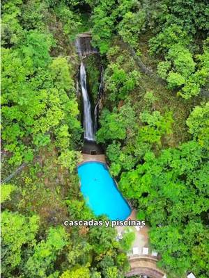 Esto parece sacado de otro planeta, pero existe y está en China. Luoji 99 Li es un lugar escondido entre las montañas de Sichuan, rodeado de naturaleza, cascadas y piscinas de aguas termales donde puedes bañarte mientras el agua caliente cae directamente sobre ti. 🌿💦 Un lugar sinceramente impresionante y de esos que te hacen pensar: ¿cómo es posible que exista algo así? 🤯 📍 Luoji 99 Li, Sichuan, China 🇨🇳 ¿Te bañarías aquí? 👀 #China #Sichuan #Luoji99Li #AguasTermales #HotSprings 