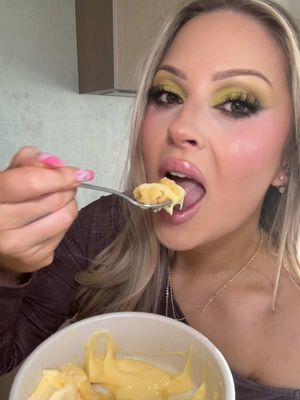 NOTE: tbh by the time ham and I finished this serving I feel like the cake mix crumble was a bit full on, I think taking a little time to make a crumble with oats, flour, coconut whatever would be a million times nicer but this is good as in a pinch! 🩷 this idea is by @Cara’s Home Kitchen 💋