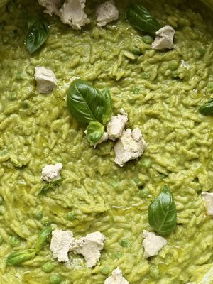 Your 20-minute dinner just got an upgrade 🌱 This creamy green orzo is a healthy one pot dinner, packed with plant protein and fibre AND ready in 20 minutes flat!  🤌 Head to my website (link in bio) and search “Creamy Green Orzo” for the full recipe!  #20minutedinner #orzorecipes #easyveganrecipes #onepotmeal #quickdinner