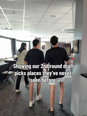 Drop your favourite part of the tour in the comments👇  (And try to tell us it isn't Eugene🐠) #NiagaraIceDogs #OHL #HockeyTikToks 