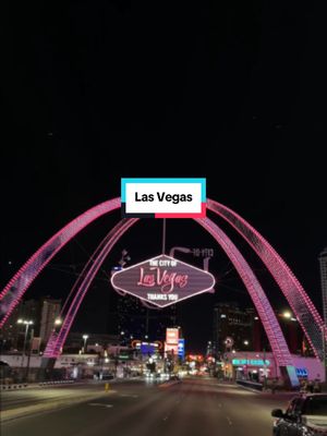 El Strip de noche siempre tendrá esa vibra. 🌙🚘 #VegasAttractions