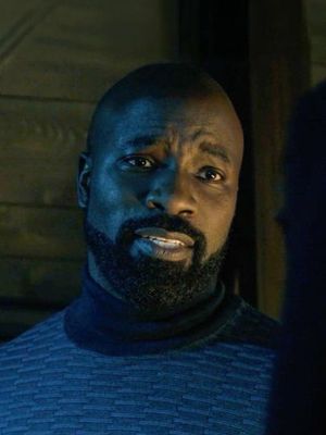 A Irmã Andrea sempre pega a primeira coisa que vê pela frente 🤣🤣🤣 🎬 #Evil (3ª temporada) #Série #Terror #HumorIrônico #ParamountPlus
