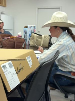 A little Killin’ Time @Clint Black in the green room at the North Texas State Fair & Rodeo #country #Countrymusic #killintime #clintblack 